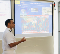 Su Majestad el Rey en la sala de operaciones Satélite PAZ del Centro de Sistemas Aeroespaciales de Observación 